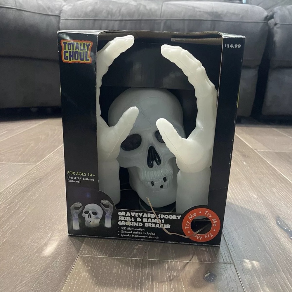 Totally ghoul 2011 vintage Graveyard spooky skull and hands ground breaker prop